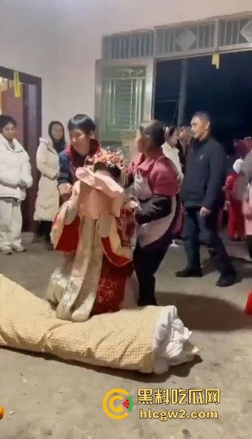 逆天风俗冥婚现场流出!女子哭嫁仪式骇人听闻,现实比影视剧更离奇,看得人发毛!-5