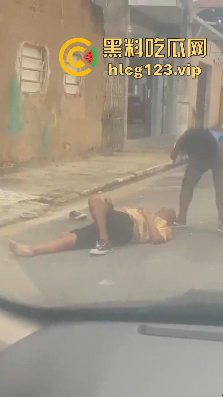 巴西刀妹街头大开杀戒!持刀乱砍,残忍程度堪比暴力片,血流成河!-2