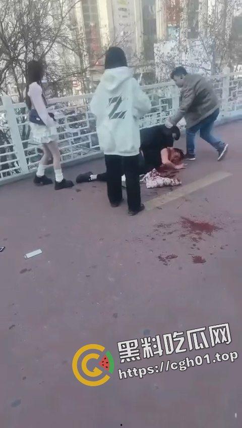 陕西西安小寨天桥情杀 少年捅死25岁小三 遍地是血 这就是年轻人的含金量-5