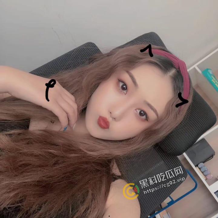 又是谁家的反差婊 饭局上当着朋友面 吃饭就干起来了?-1