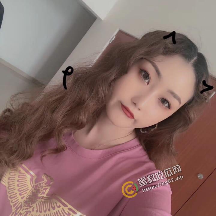 又是谁家的反差婊 饭局上当着朋友面 吃饭就干起来了?-2