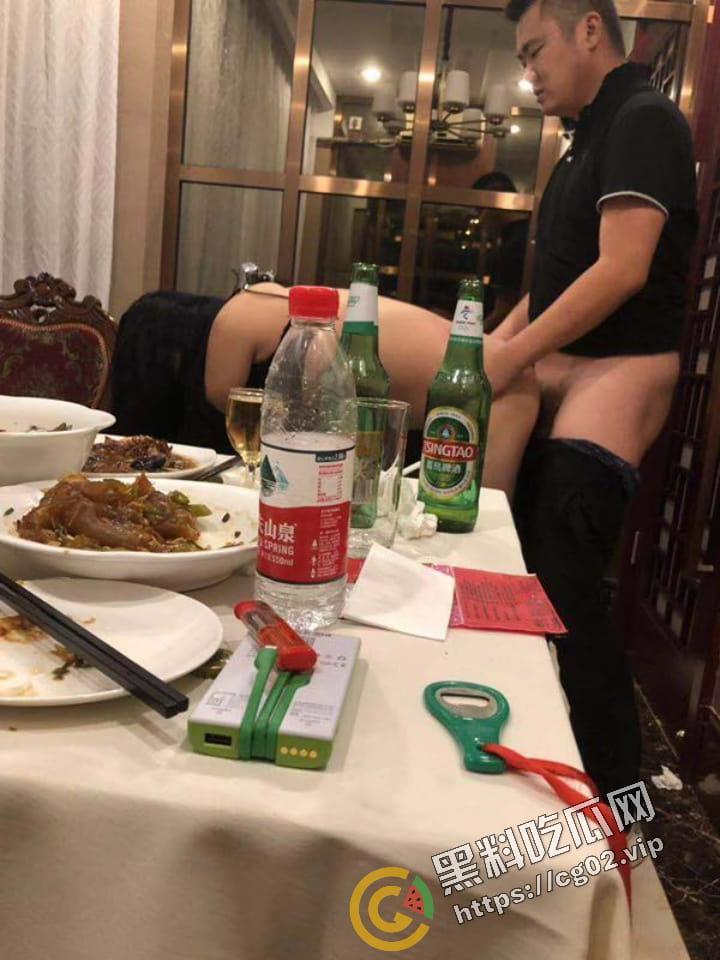 又是谁家的反差婊 饭局上当着朋友面 吃饭就干起来了?-3