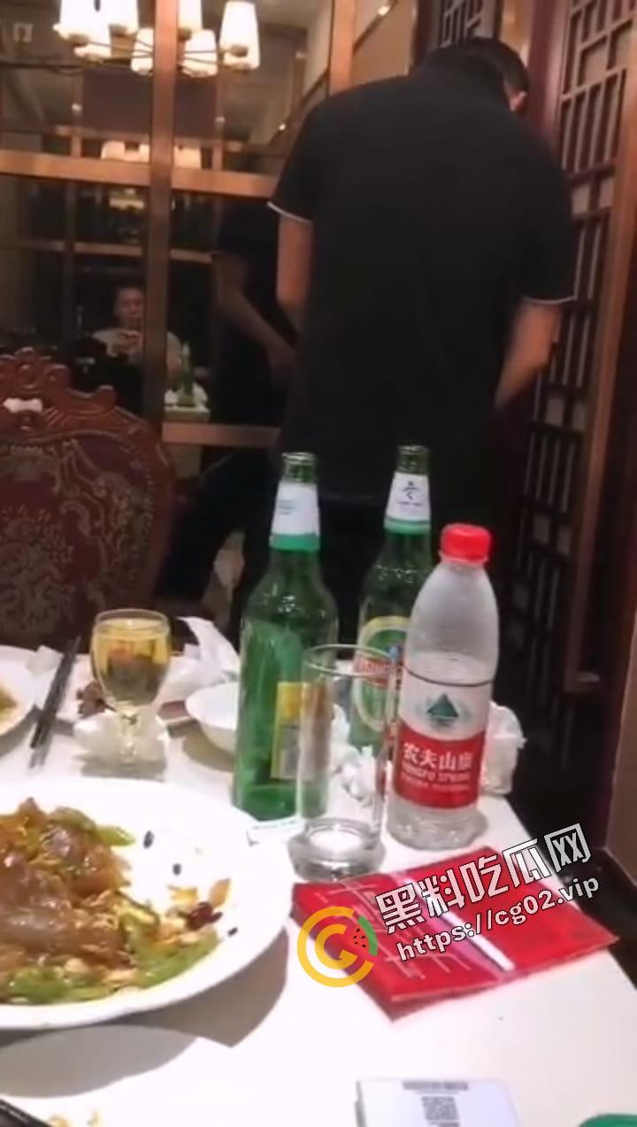 又是谁家的反差婊 饭局上当着朋友面 吃饭就干起来了?-4