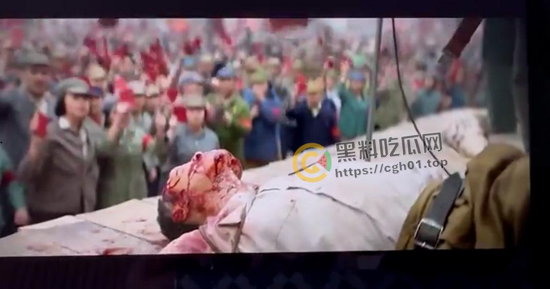 全球爆火!网飞【三体】 开局名场面 文革批斗老教授 当场打死 国内未上映画面流出-6