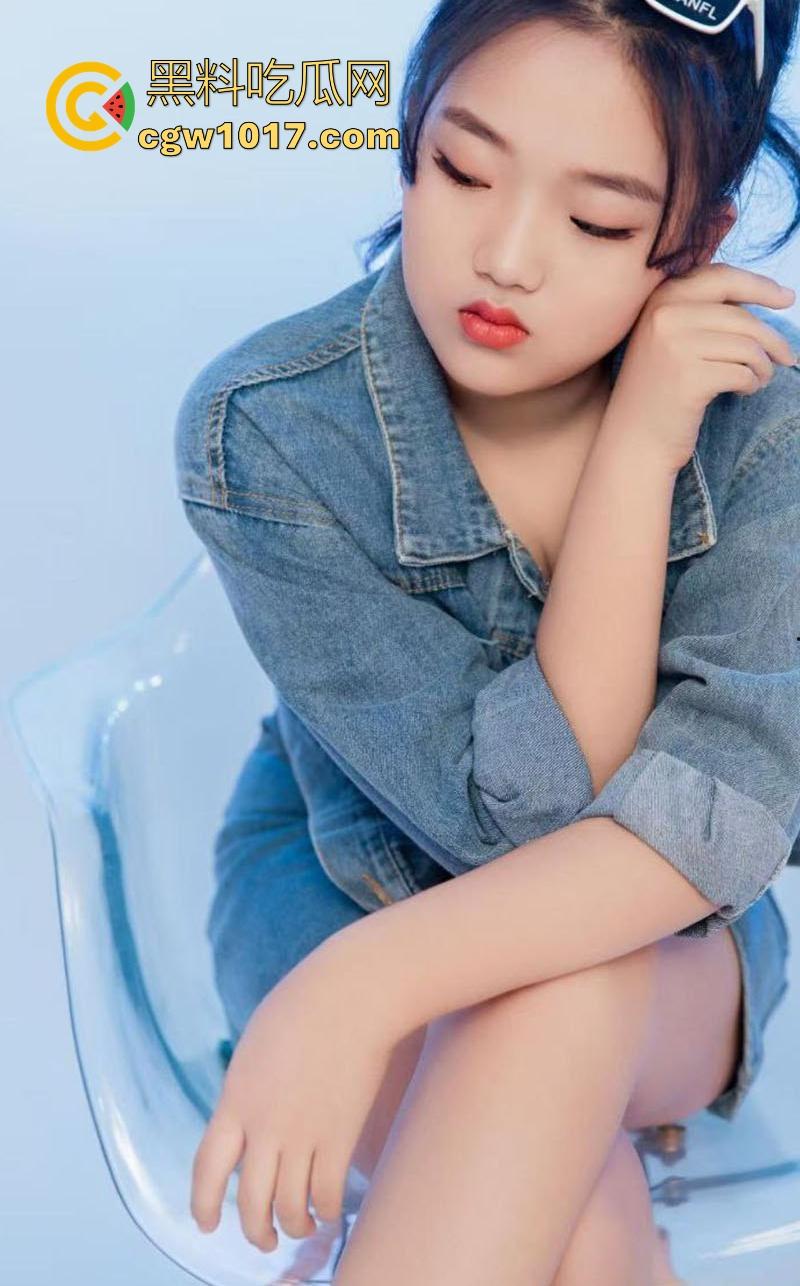 沈阳坦克巨乳大学生【刘宝月】E杯巨乳弹跳翘臀圆润白皙,却整天网上视频裸聊发骚发浪,黝黑骚逼揉奶自慰!-3