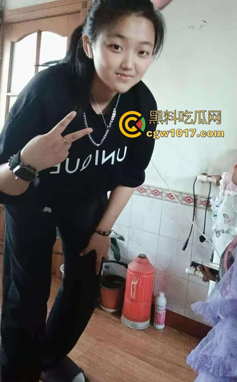 沈阳坦克巨乳大学生【刘宝月】E杯巨乳弹跳翘臀圆润白皙,却整天网上视频裸聊发骚发浪,黝黑骚逼揉奶自慰!-4