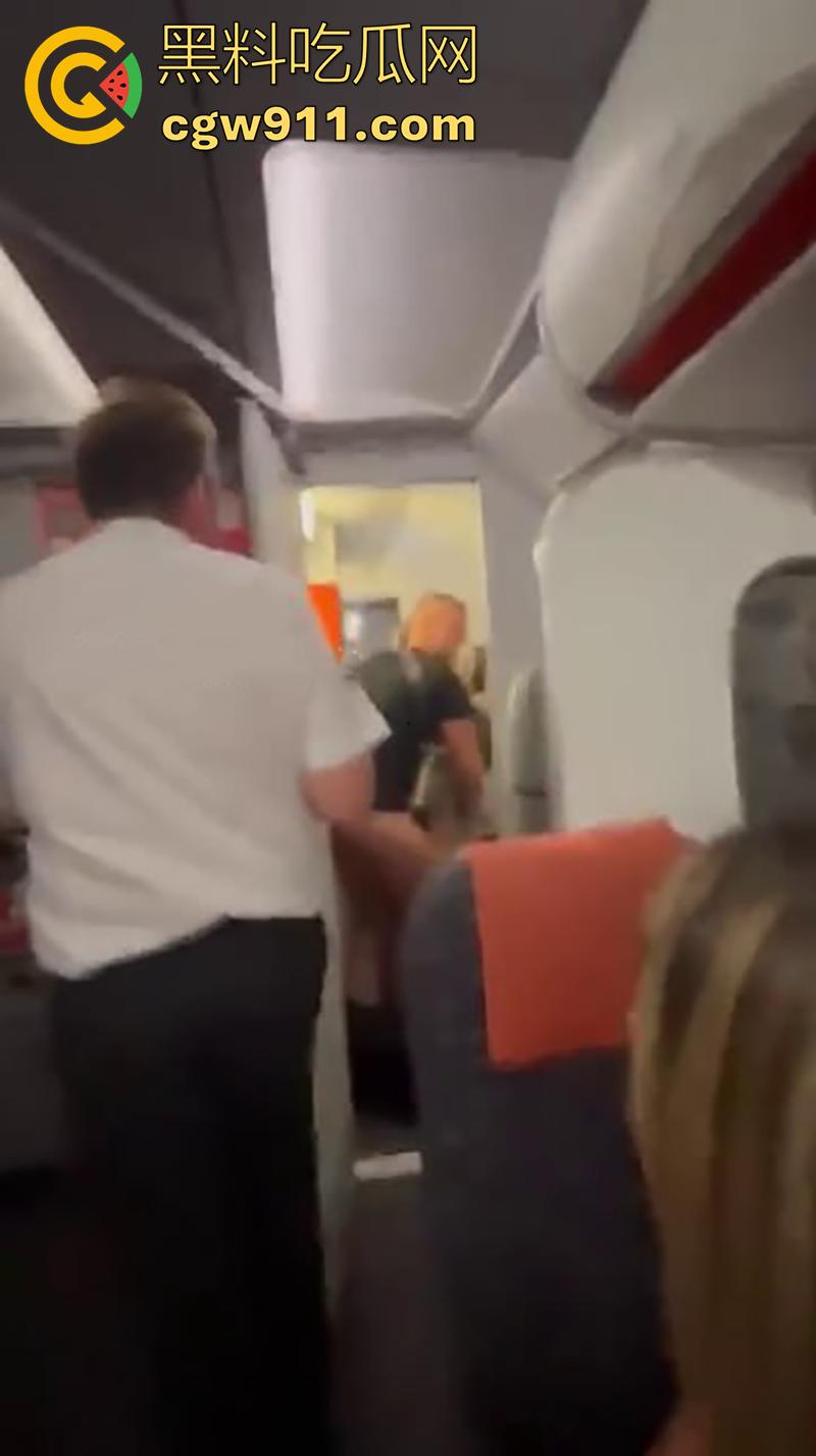 飞机厕所门高空性爱,老外情侣厕所激战,门户大开当众做爱,被拍下后在抖音被疯传,女主身材也太赞了!-5
