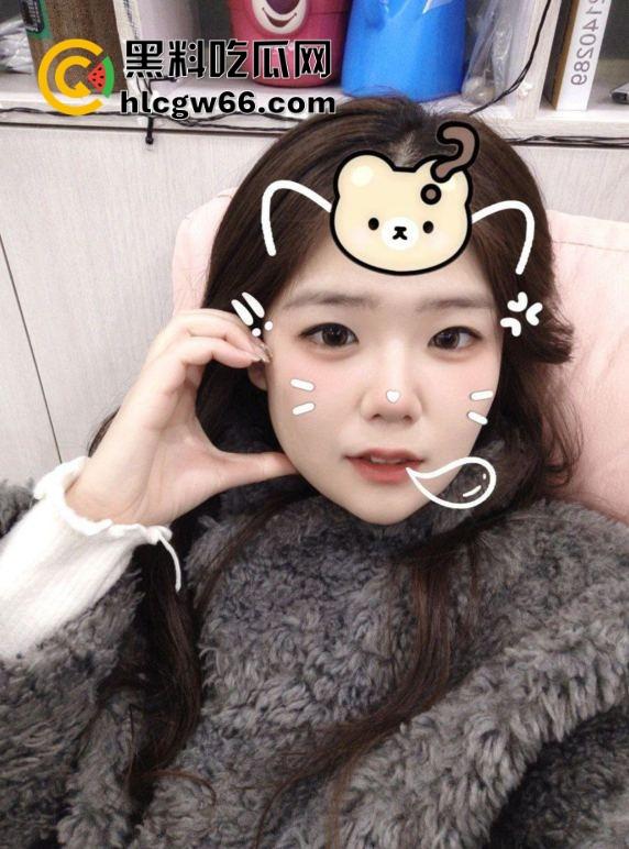 河南洛阳21岁大二骚母狗【王钦辉】白天装乖学生,晚上掰穴自拍扮女奴,嘴上喊男友爸爸叫得比谁都甜!-1