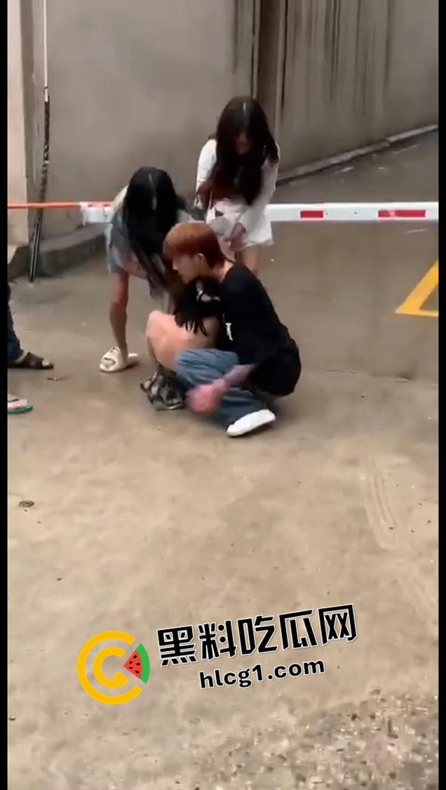 普宁精神小妹二番战！返回战场接着打 纹身都要撕下来了 啤酒瓶子直接抡头 年轻人就是气盛-1