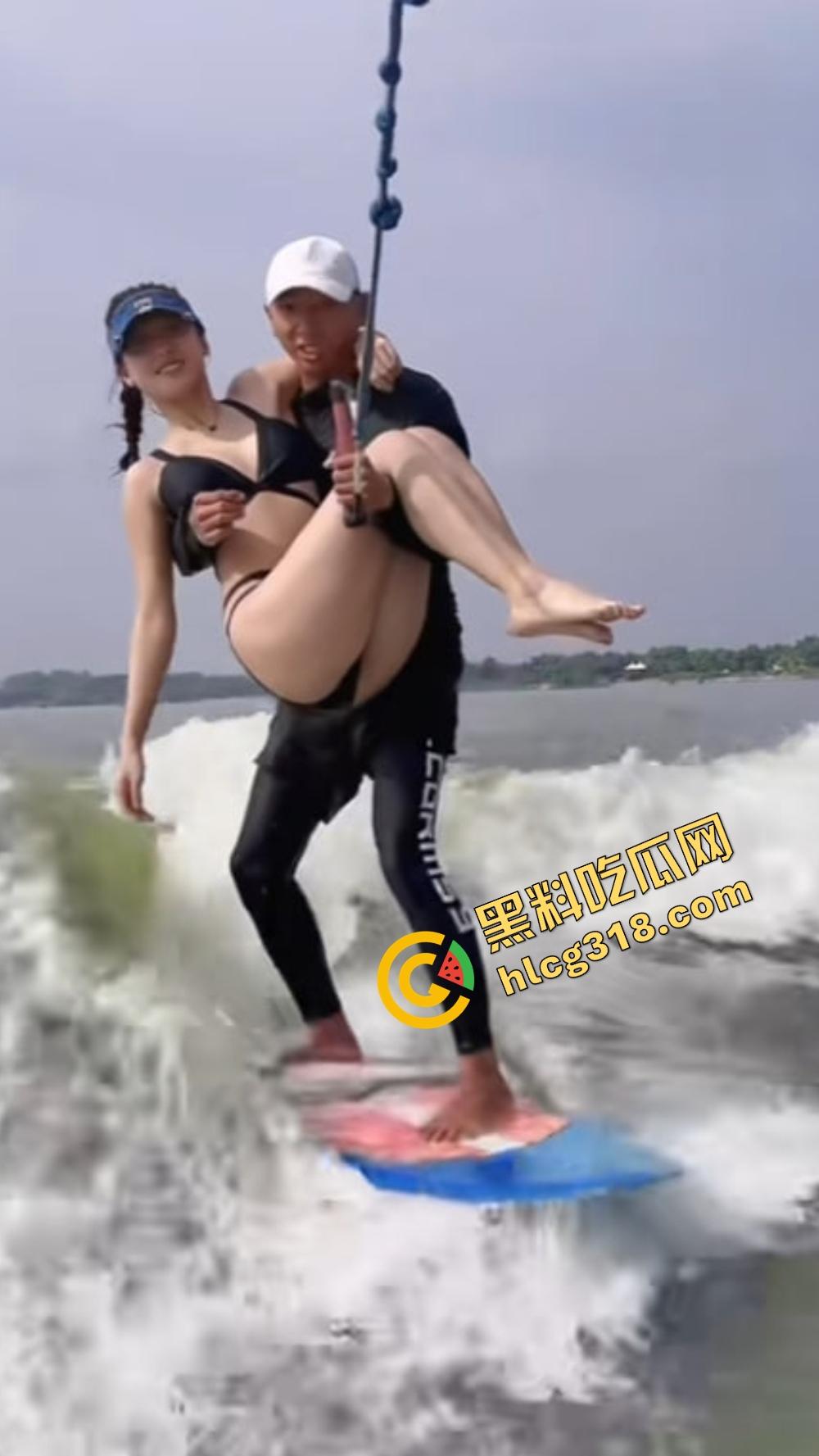 极品美女海边冲浪,比基尼裹不住大奶,教练见了直接支帐篷,裤裆顶出形状全场尴尬!-5