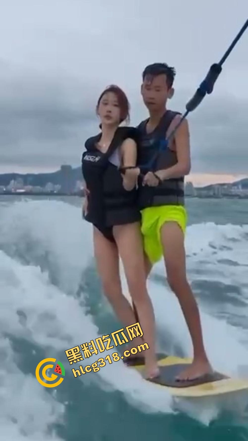 极品美女海边冲浪,比基尼裹不住大奶,教练见了直接支帐篷,裤裆顶出形状全场尴尬!-8