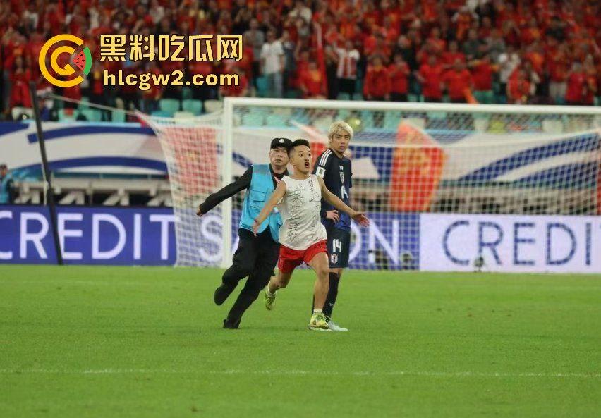 世预赛国足vs日本,球迷第33分钟场内抢戏!比赛被迫暂停,这热情过头了吧?-2