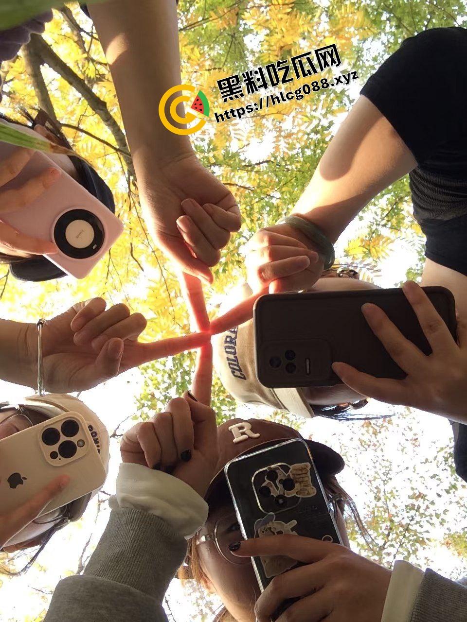 杭州顶级骚母狗淫妻贱逼女,喊上3位骚鸡闺蜜与老公5P做爱,1v4大战轮流上阵操逼!-4