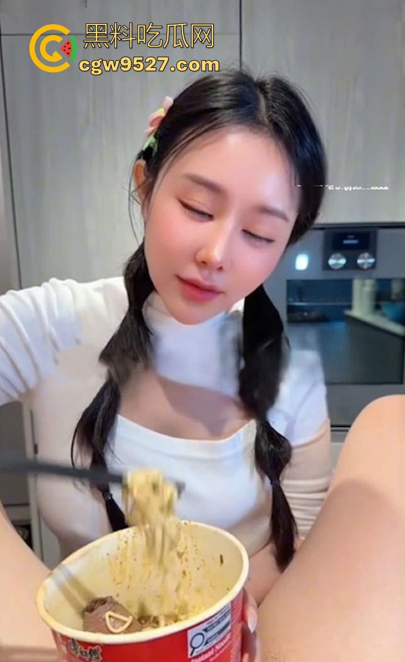 极品性感博主【汐梦瑶】化身吃播主播,品尝红烧牛肉鸡巴面,露脸口交吞精,调料包泡鸡吧超淫荡!-1