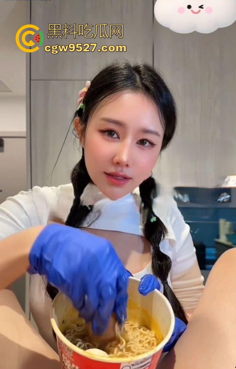 极品性感博主【汐梦瑶】化身吃播主播,品尝红烧牛肉鸡巴面,露脸口交吞精,调料包泡鸡吧超淫荡!-4