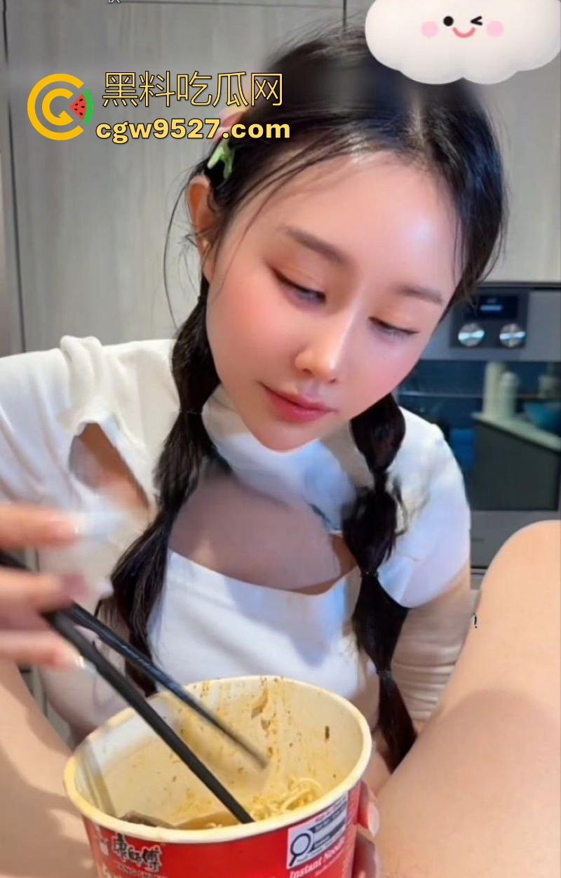 极品性感博主【汐梦瑶】化身吃播主播,品尝红烧牛肉鸡巴面,露脸口交吞精,调料包泡鸡吧超淫荡!-5