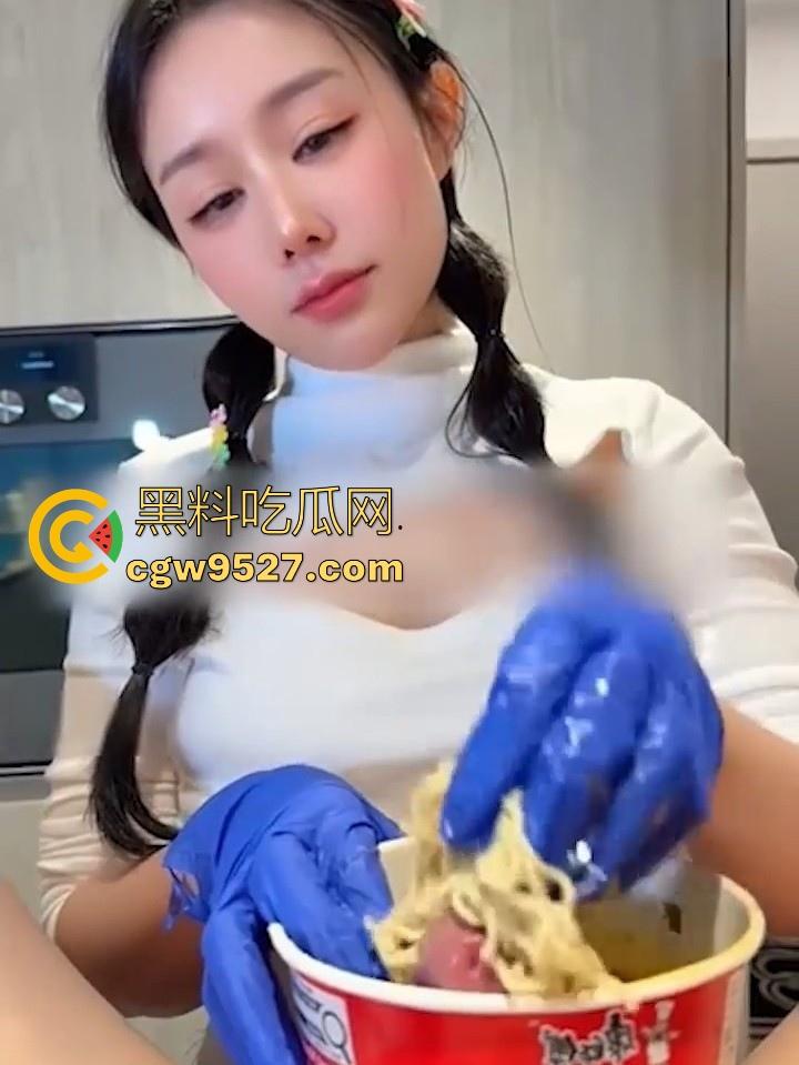 极品性感博主【汐梦瑶】化身吃播主播,品尝红烧牛肉鸡巴面,露脸口交吞精,调料包泡鸡吧超淫荡!-7