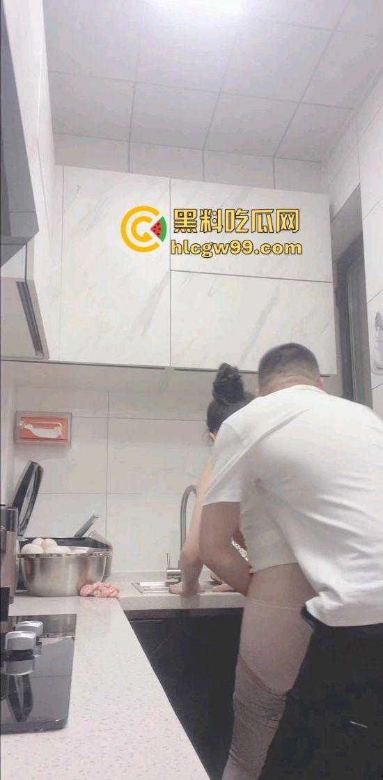好吃不如饺子,好玩不过嫂子,厨房里得禁忌诱惑,极品瑜伽嫂子和小叔在大哥出差时激情四射,一炮直接上天!-7
