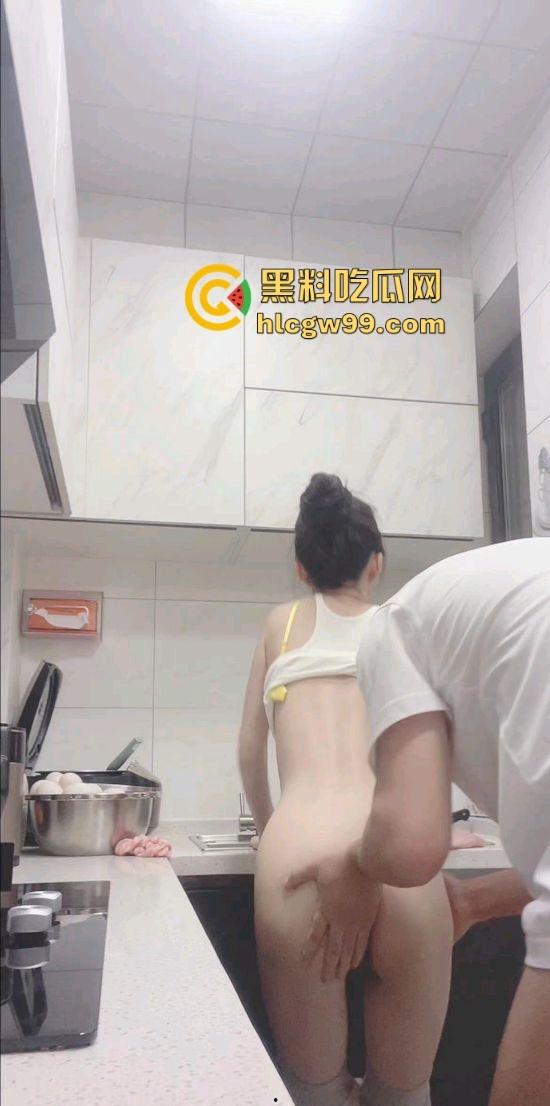好吃不如饺子,好玩不过嫂子,厨房里得禁忌诱惑,极品瑜伽嫂子和小叔在大哥出差时激情四射,一炮直接上天!-11