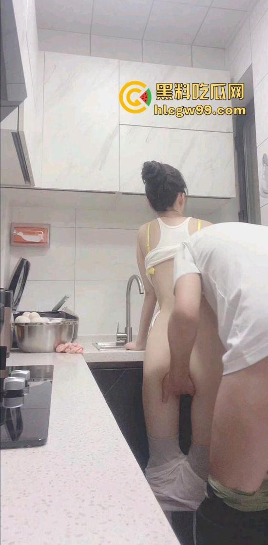 好吃不如饺子,好玩不过嫂子,厨房里得禁忌诱惑,极品瑜伽嫂子和小叔在大哥出差时激情四射,一炮直接上天!-13