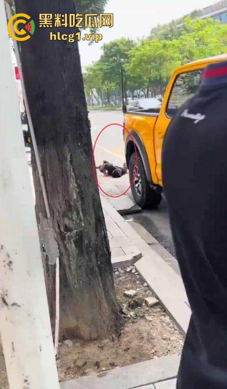 悲催!广州一快递小哥逆行撞到一豪车后 冲向过往车辆自残!-3
