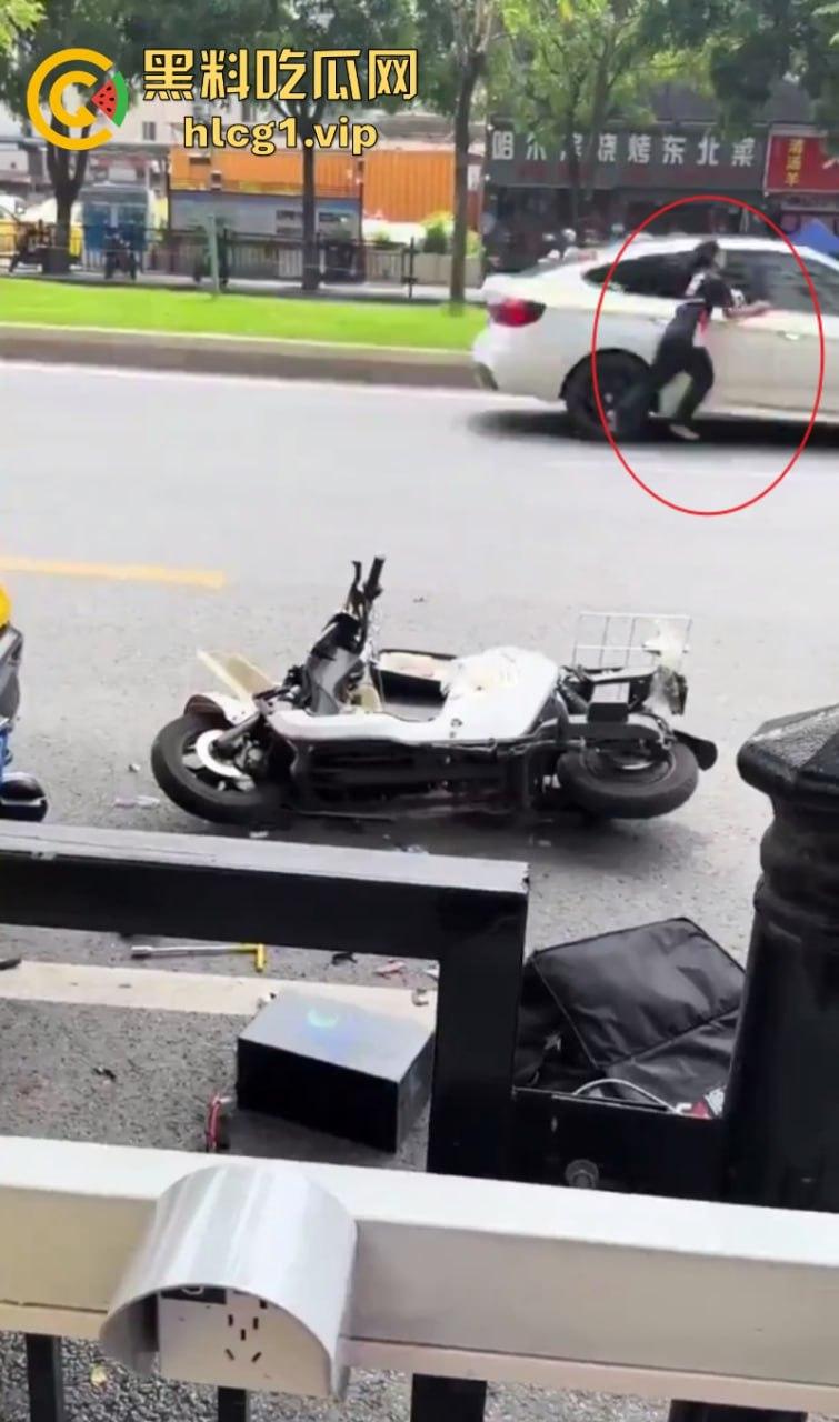 悲催!广州一快递小哥逆行撞到一豪车后 冲向过往车辆自残!-5