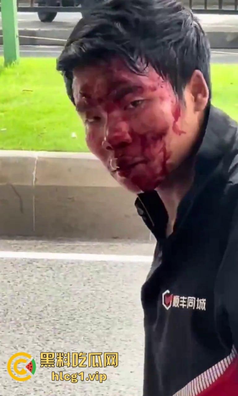 悲催!广州一快递小哥逆行撞到一豪车后 冲向过往车辆自残!-7