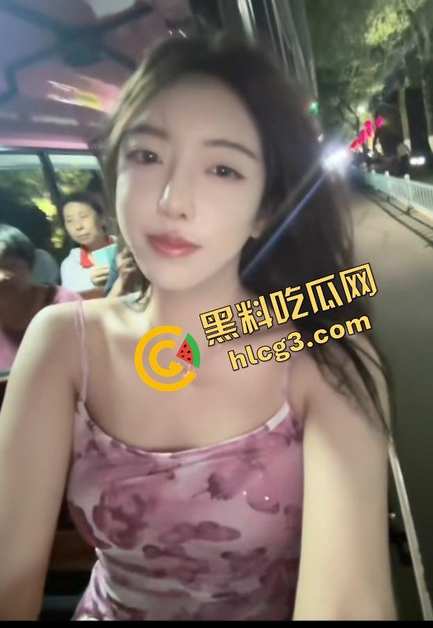 抖音微博网红「彭知熙」KTV聚会被两男生现场吸奶!装纯的背后竟然是福利姬,揭开网红的真实面目!-3