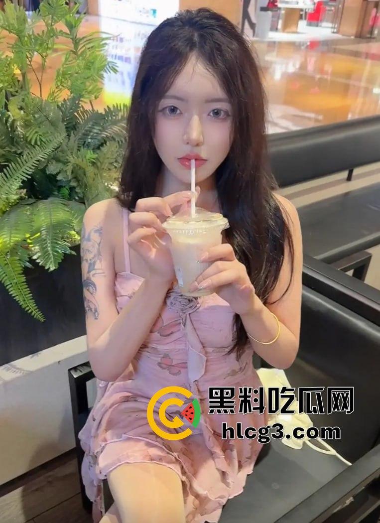 抖音微博网红「彭知熙」KTV聚会被两男生现场吸奶!装纯的背后竟然是福利姬,揭开网红的真实面目!-4