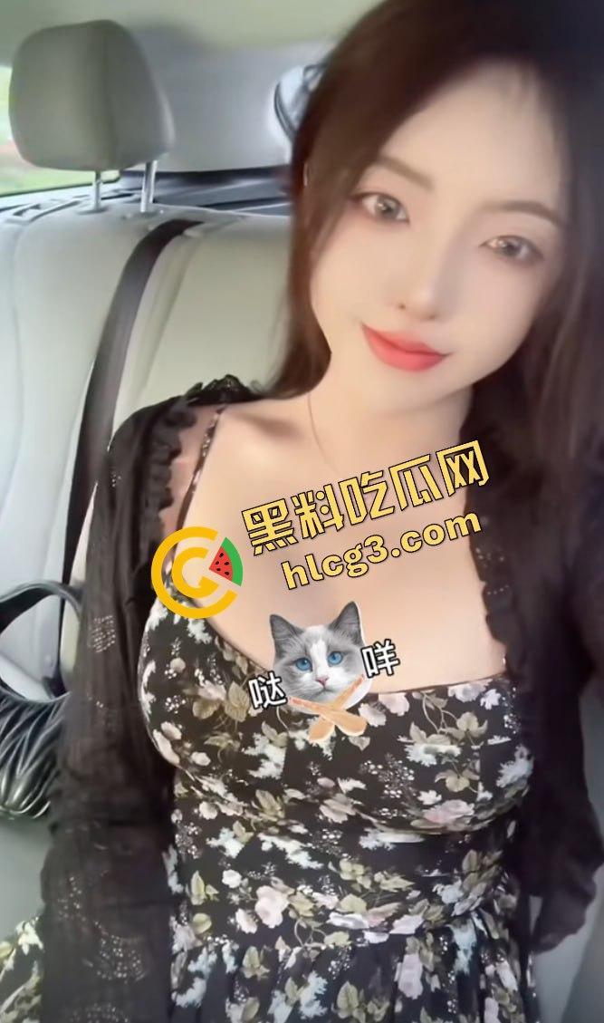 抖音微博网红「彭知熙」KTV聚会被两男生现场吸奶!装纯的背后竟然是福利姬,揭开网红的真实面目!-6