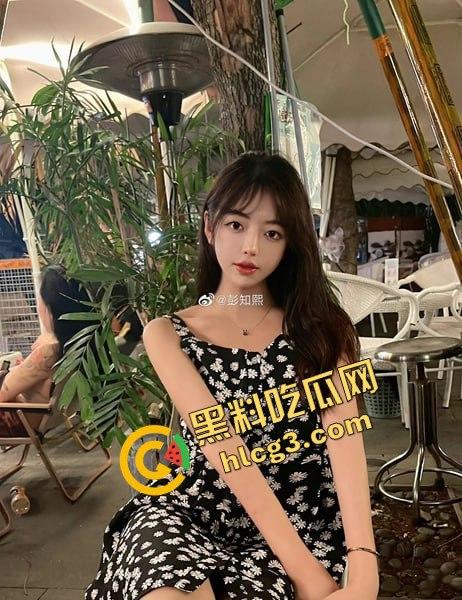 抖音微博网红「彭知熙」KTV聚会被两男生现场吸奶!装纯的背后竟然是福利姬,揭开网红的真实面目!-9