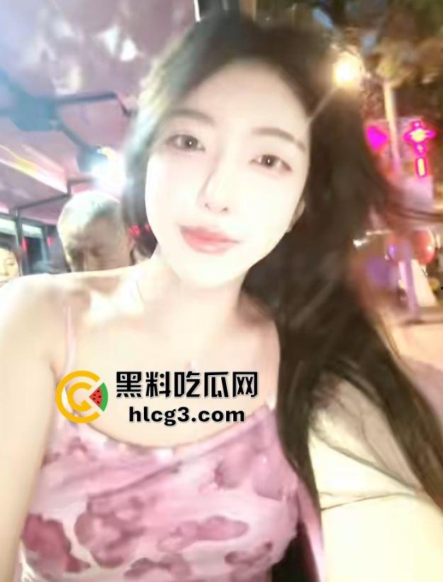 抖音微博网红「彭知熙」KTV聚会被两男生现场吸奶!装纯的背后竟然是福利姬,揭开网红的真实面目!-10