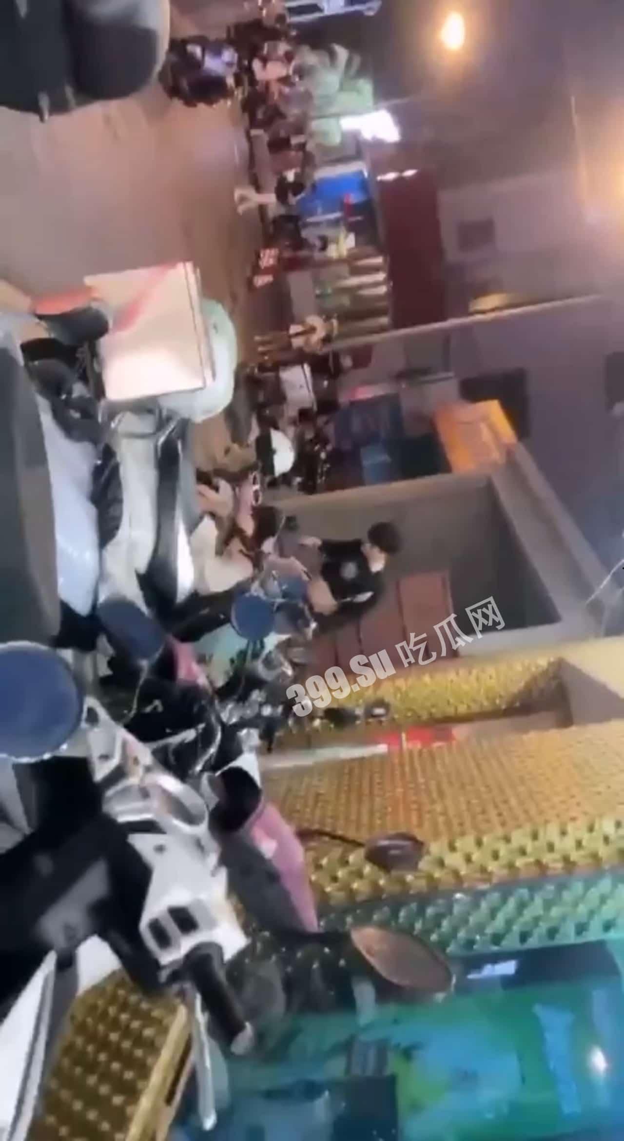 4月30日晚十点左右,广西柳州市发生砍人事件ps:大概率又是情刀-1