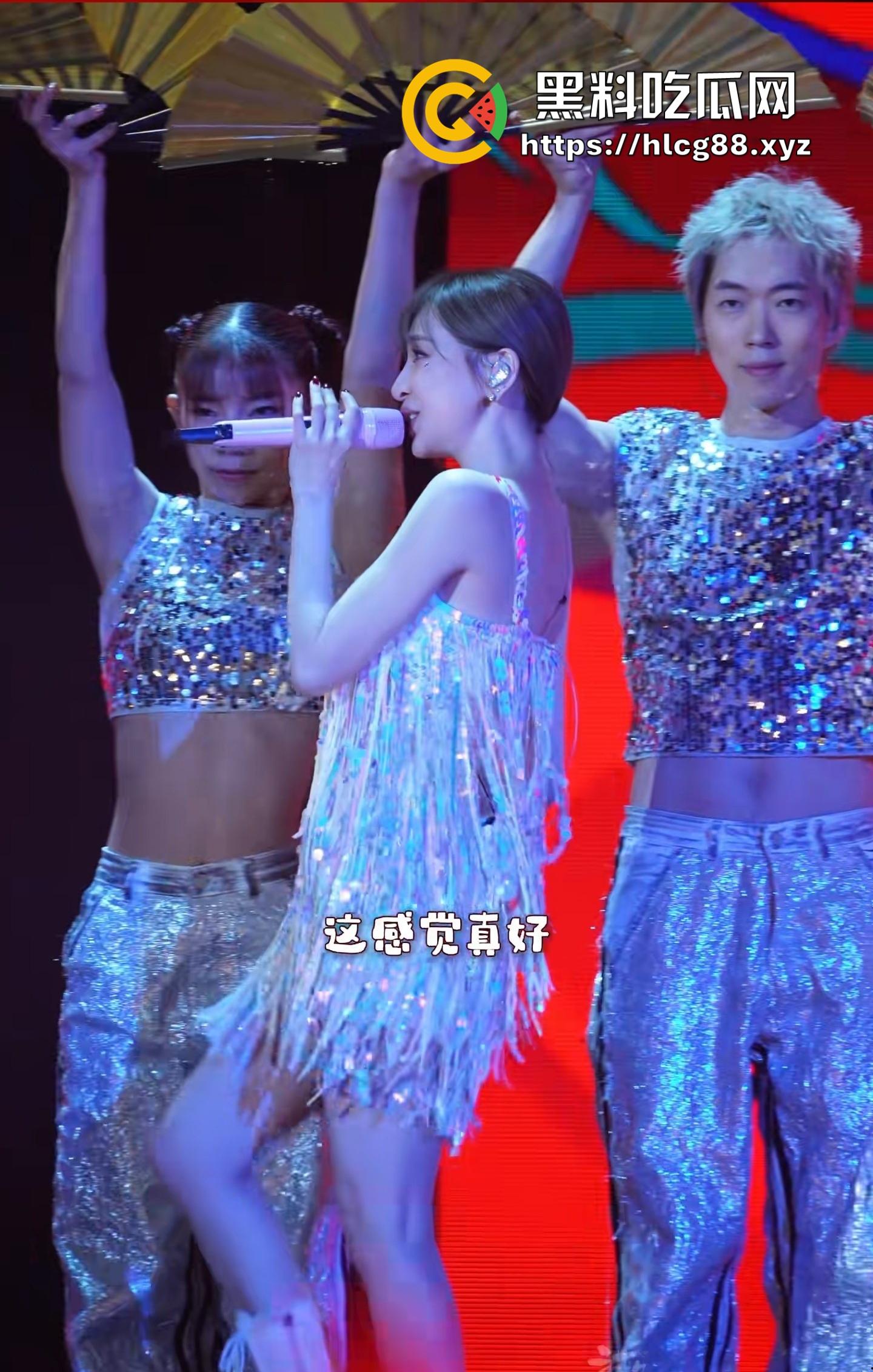 王心凌走光屄黑成煤坑80后回忆稀烂,土豪舔狗上海演唱会怼脸狂摄,安全裤崩开逼缝炸瞎狗眼!-1