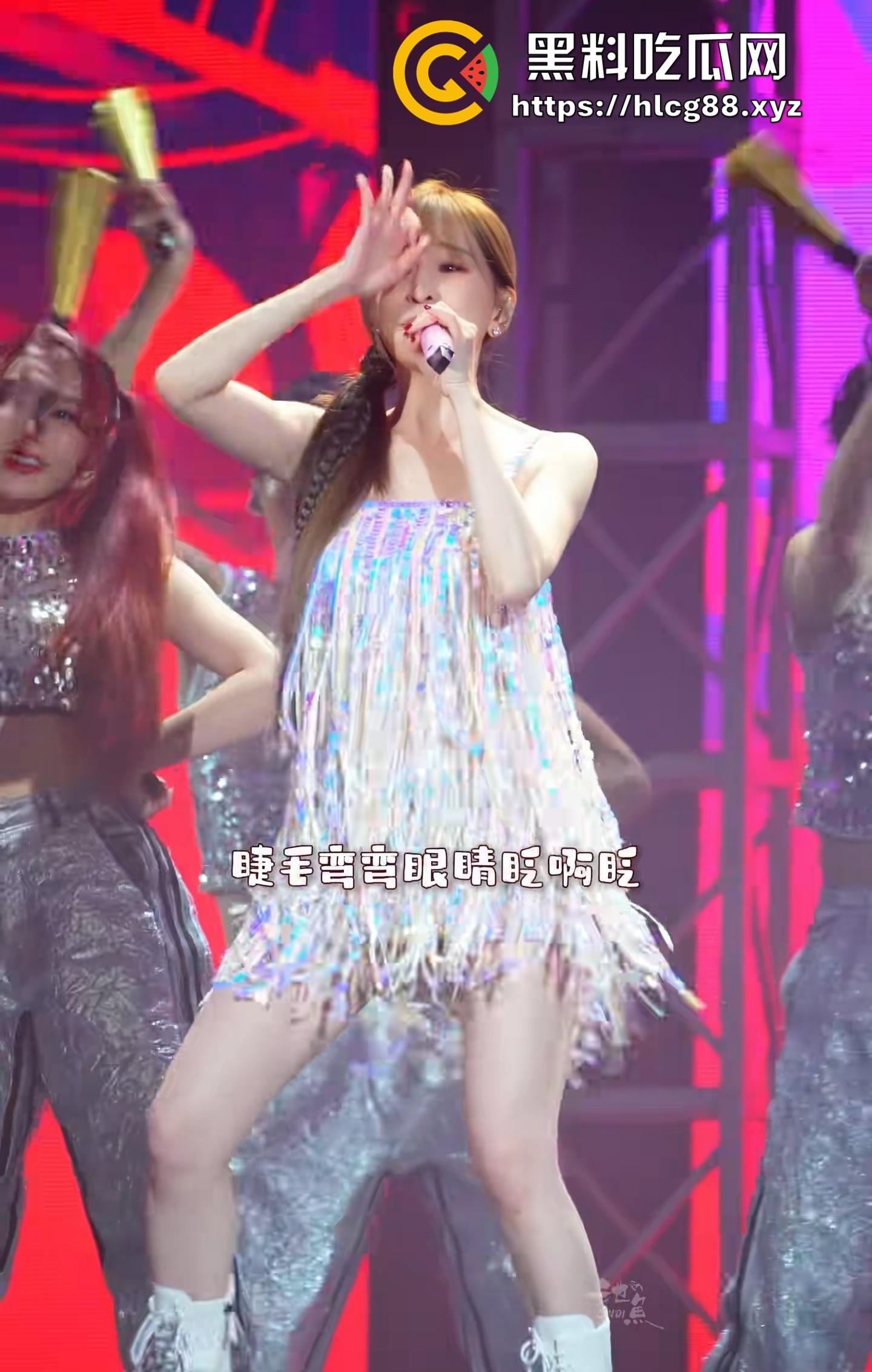 王心凌走光屄黑成煤坑80后回忆稀烂,土豪舔狗上海演唱会怼脸狂摄,安全裤崩开逼缝炸瞎狗眼!-5