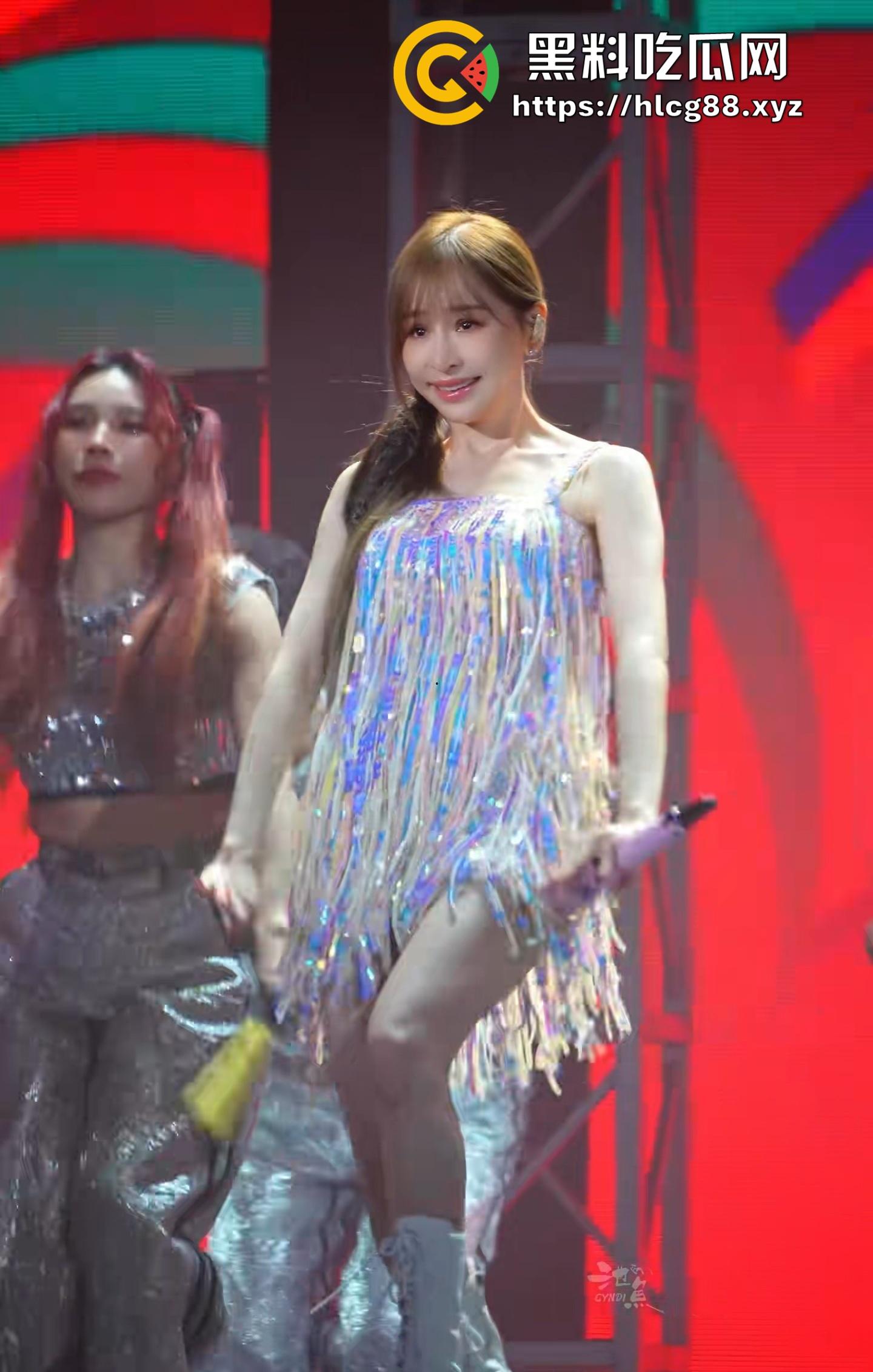 王心凌走光屄黑成煤坑80后回忆稀烂,土豪舔狗上海演唱会怼脸狂摄,安全裤崩开逼缝炸瞎狗眼!-6