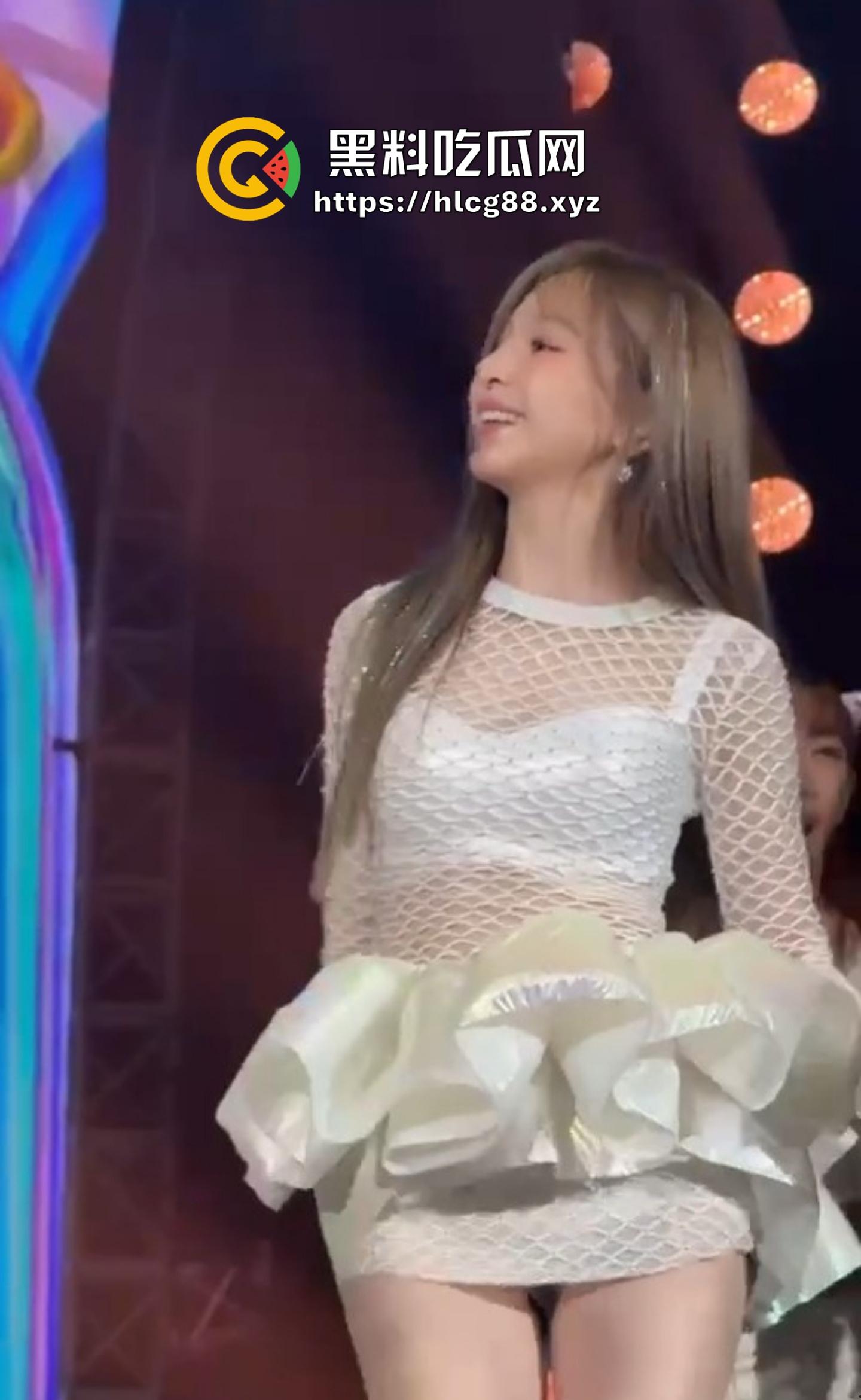 王心凌走光屄黑成煤坑80后回忆稀烂,土豪舔狗上海演唱会怼脸狂摄,安全裤崩开逼缝炸瞎狗眼!-9