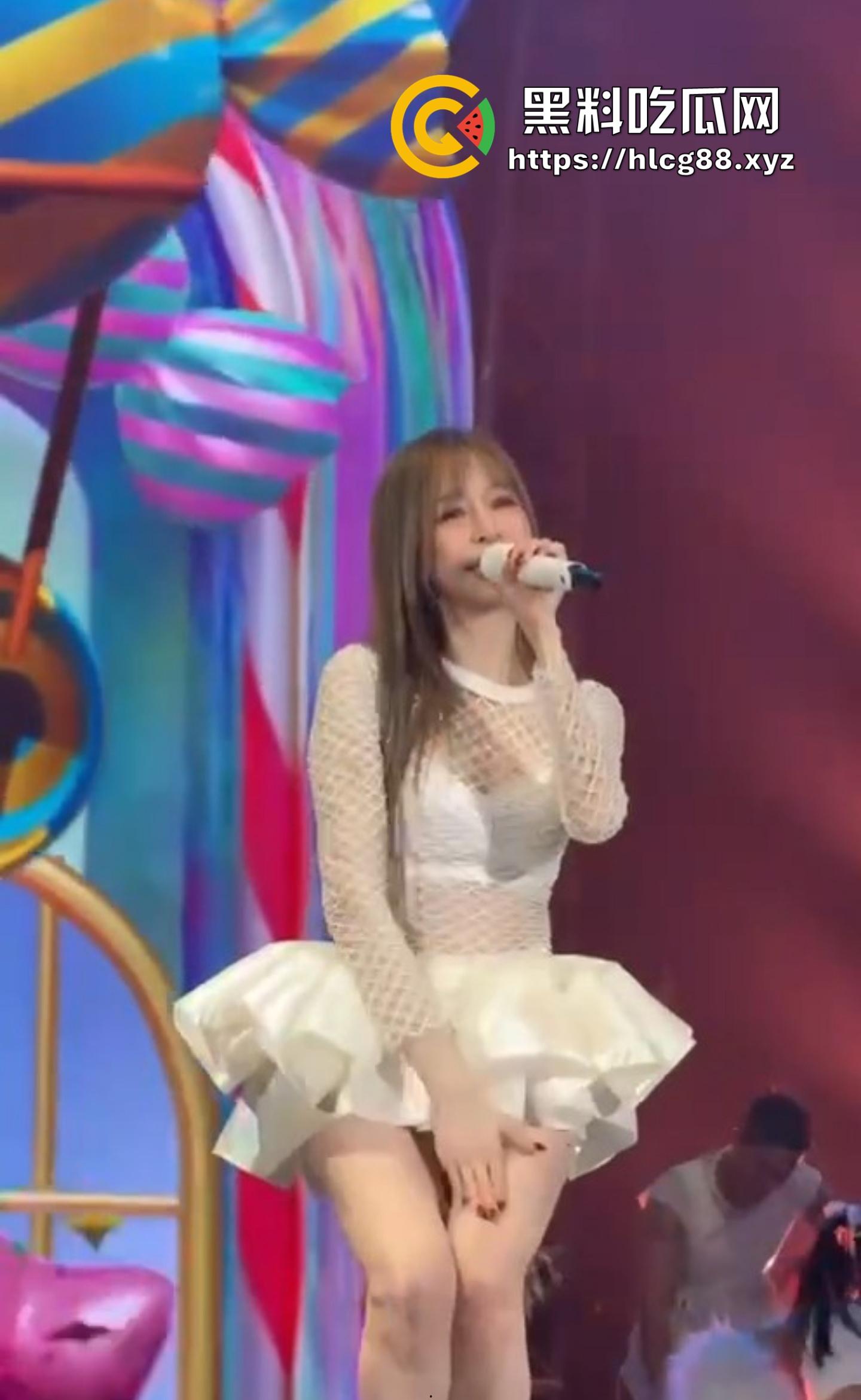 王心凌走光屄黑成煤坑80后回忆稀烂,土豪舔狗上海演唱会怼脸狂摄,安全裤崩开逼缝炸瞎狗眼!-11