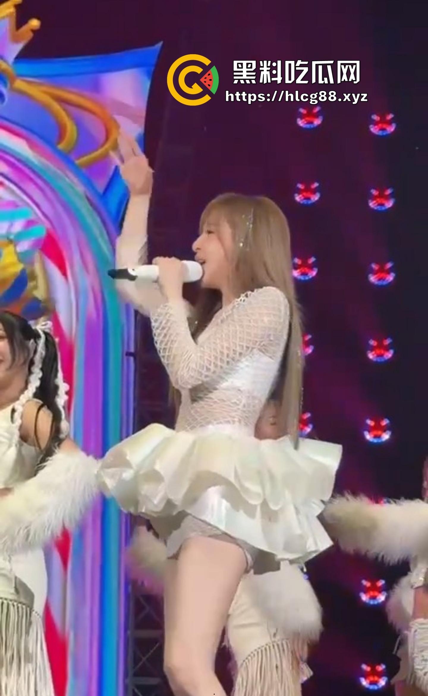 王心凌走光屄黑成煤坑80后回忆稀烂,土豪舔狗上海演唱会怼脸狂摄,安全裤崩开逼缝炸瞎狗眼!-12