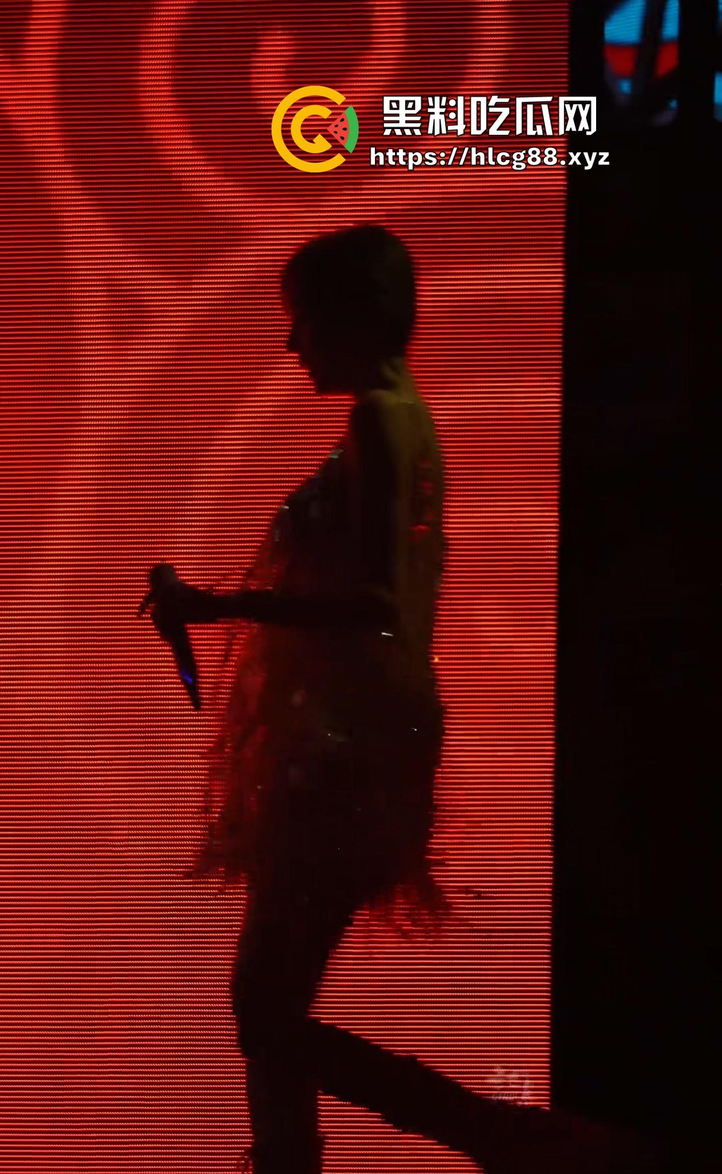 王心凌走光屄黑成煤坑80后回忆稀烂,土豪舔狗上海演唱会怼脸狂摄,安全裤崩开逼缝炸瞎狗眼!-13