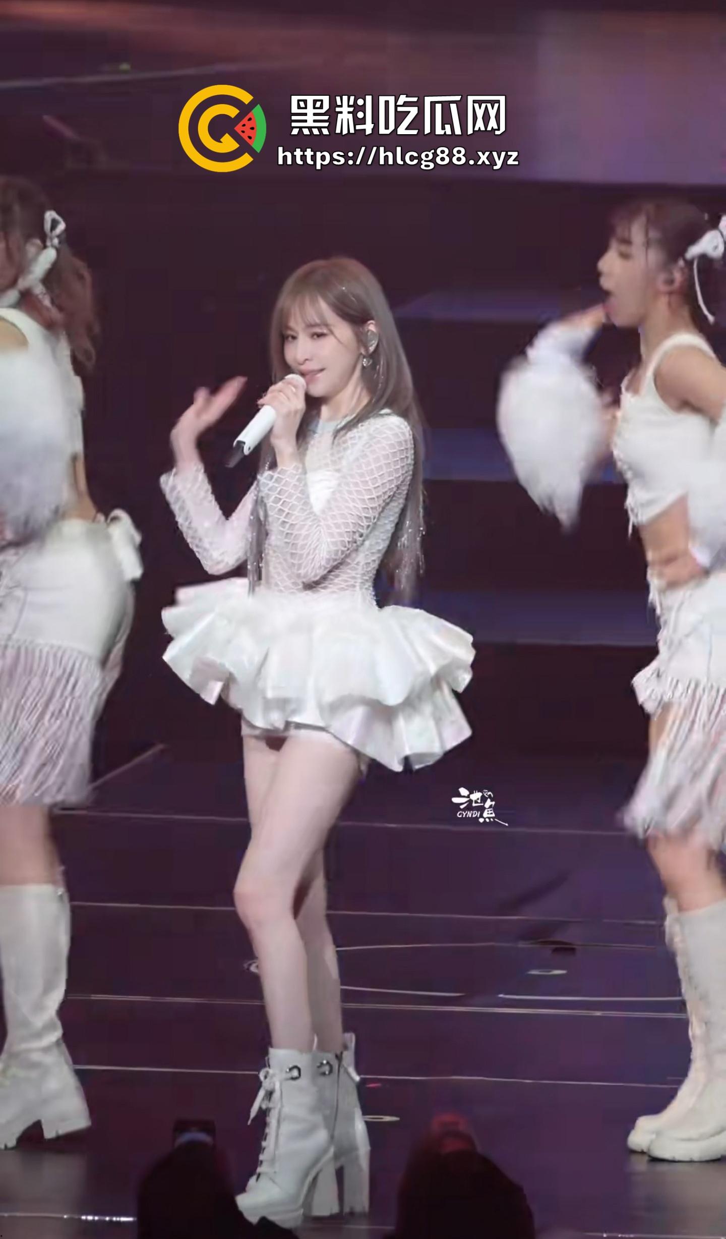 王心凌走光屄黑成煤坑80后回忆稀烂,土豪舔狗上海演唱会怼脸狂摄,安全裤崩开逼缝炸瞎狗眼!-15