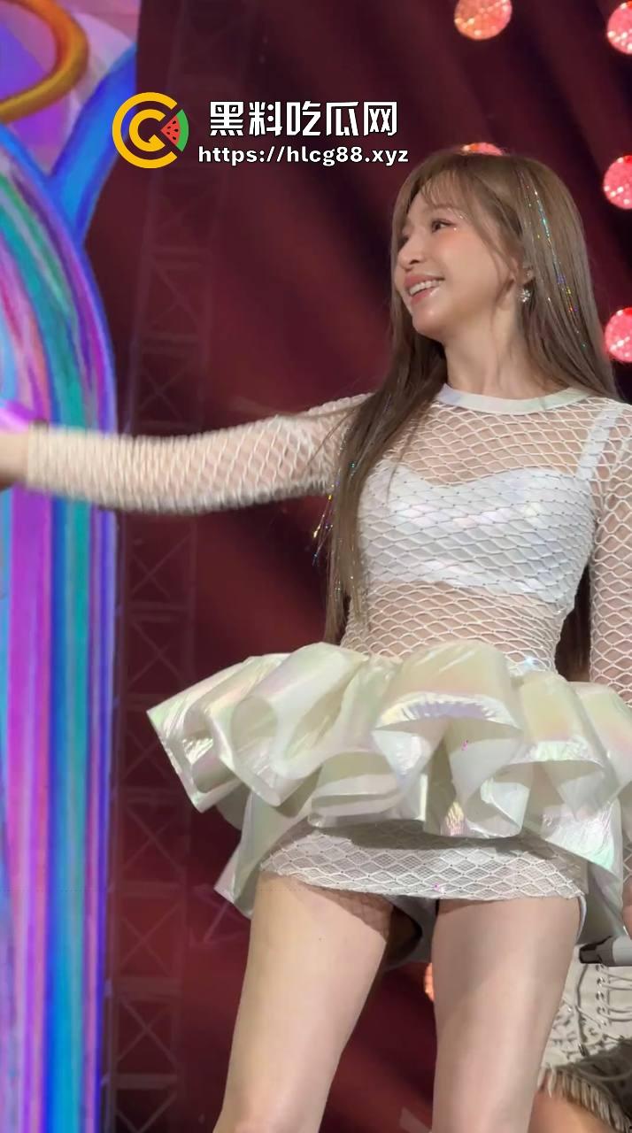 王心凌走光屄黑成煤坑80后回忆稀烂,土豪舔狗上海演唱会怼脸狂摄,安全裤崩开逼缝炸瞎狗眼!-21