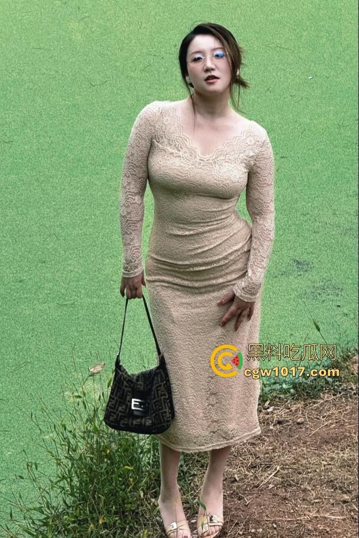 国产重口扩张熟女【依然】,普通假屌满足不了骚B,摸湿润后可口可乐猛塞子宫,小瓶可乐轻松拿下!-1