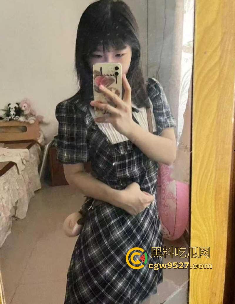 湘潭大学清纯眼镜学生妹【李亿】和男友玩性爱游戏拍淫片,淫姿骚态犹如服食春药,全程露脸反差至极!-1