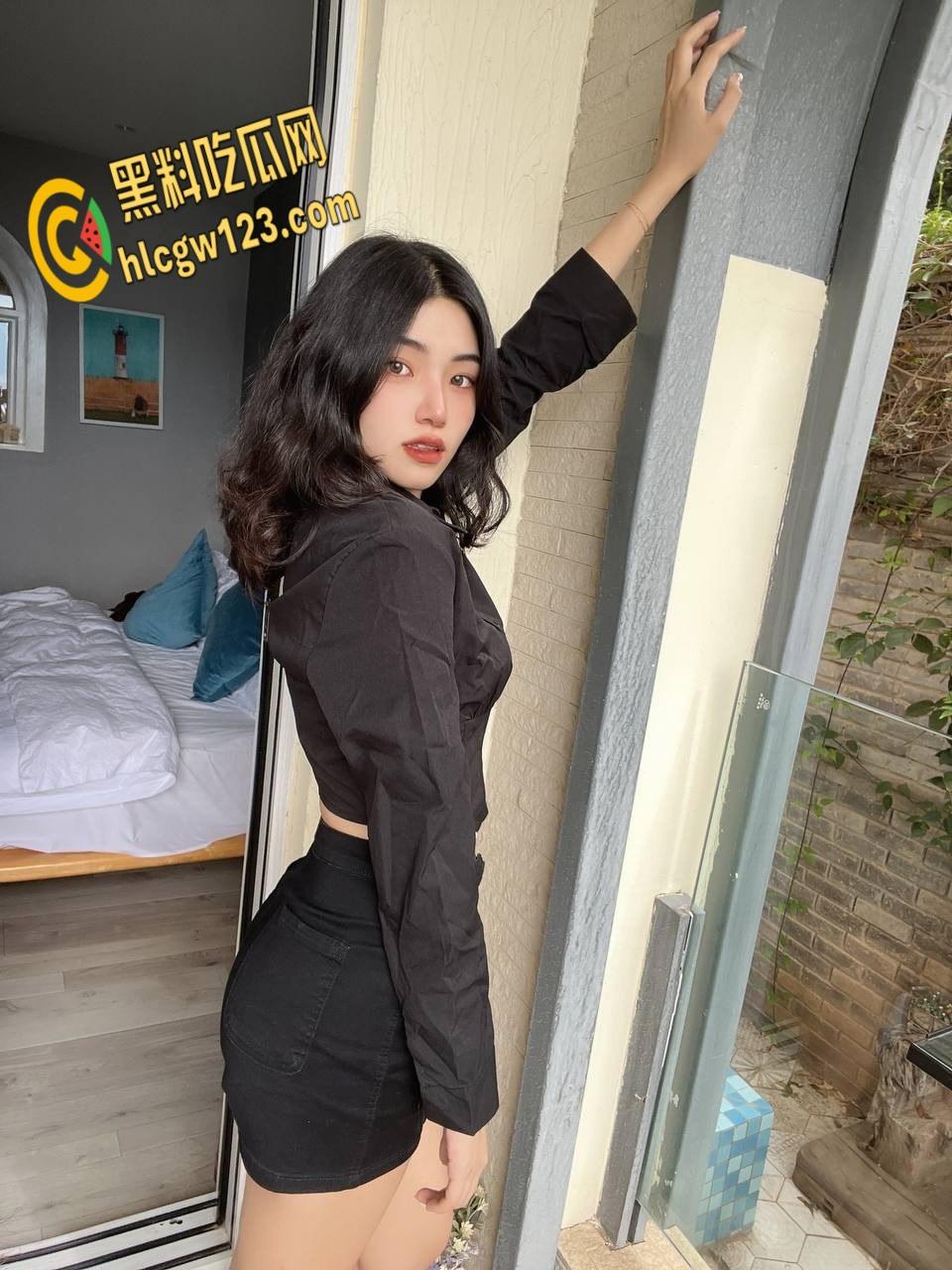 高冷学姐变骚浪母狗!黑白丝大长腿勾魂,富二代爆操后入,含着JB直流口水 !-4