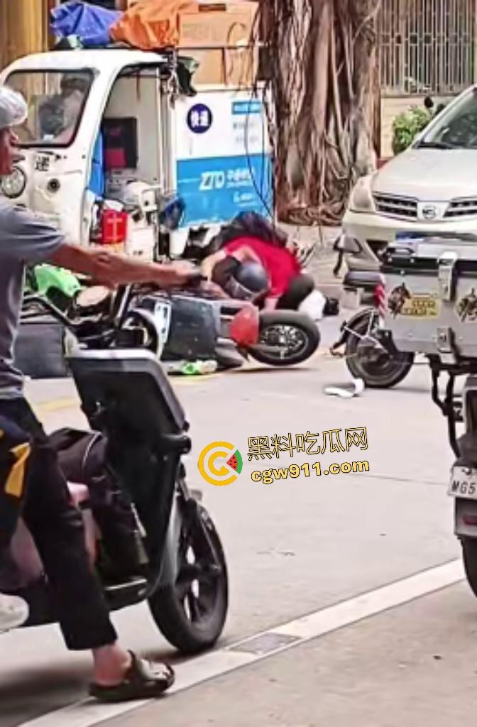 街头拳皇大乱斗!红衣大哥骂不礼让黑衣小伙,抱架姿势狂揍如游戏对决,观众看得血脉喷张却不了了之!-1