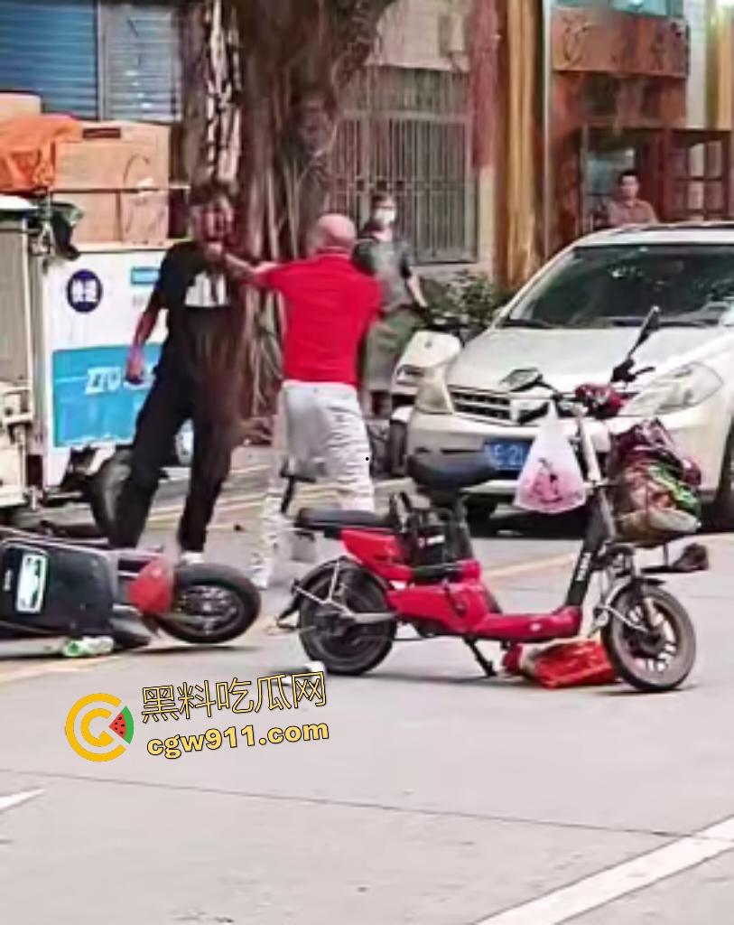 街头拳皇大乱斗!红衣大哥骂不礼让黑衣小伙,抱架姿势狂揍如游戏对决,观众看得血脉喷张却不了了之!-3