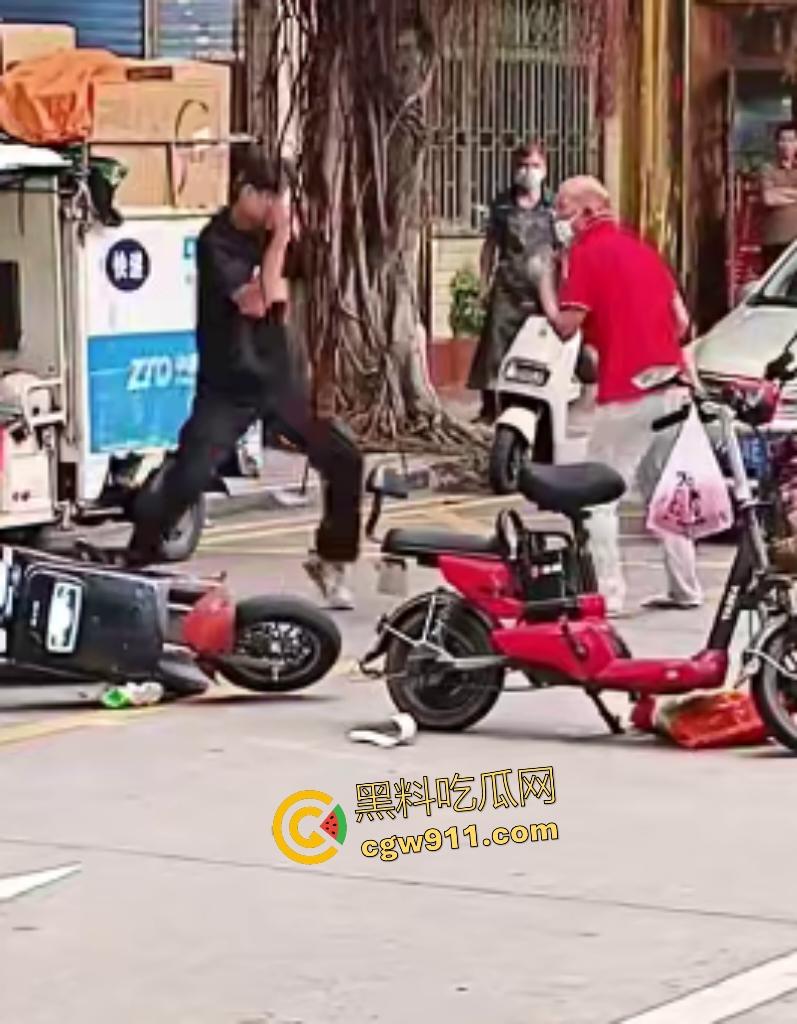 街头拳皇大乱斗!红衣大哥骂不礼让黑衣小伙,抱架姿势狂揍如游戏对决,观众看得血脉喷张却不了了之!-4