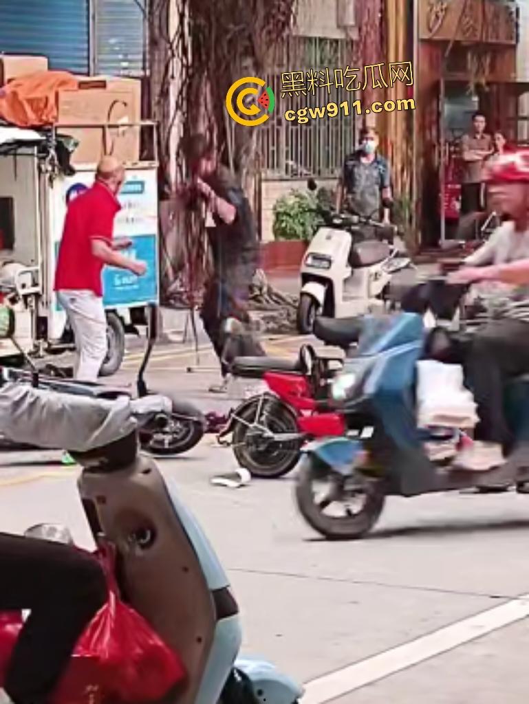 街头拳皇大乱斗!红衣大哥骂不礼让黑衣小伙,抱架姿势狂揍如游戏对决,观众看得血脉喷张却不了了之!-6