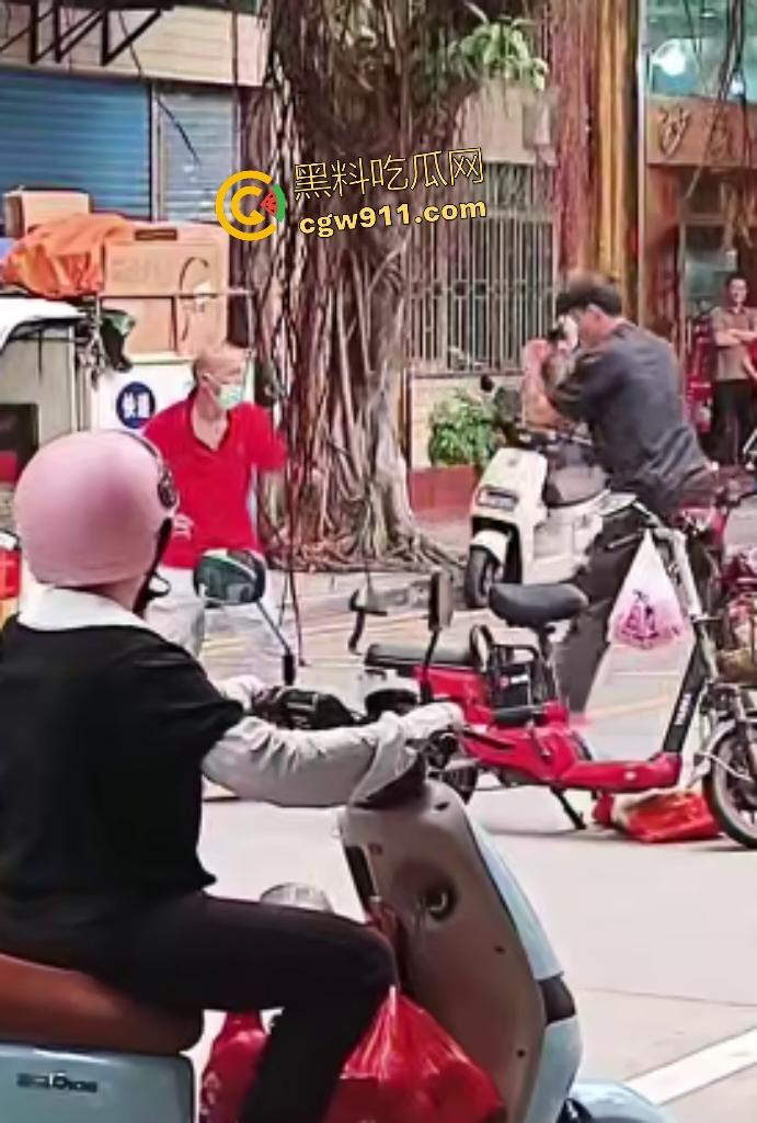 街头拳皇大乱斗!红衣大哥骂不礼让黑衣小伙,抱架姿势狂揍如游戏对决,观众看得血脉喷张却不了了之!-7